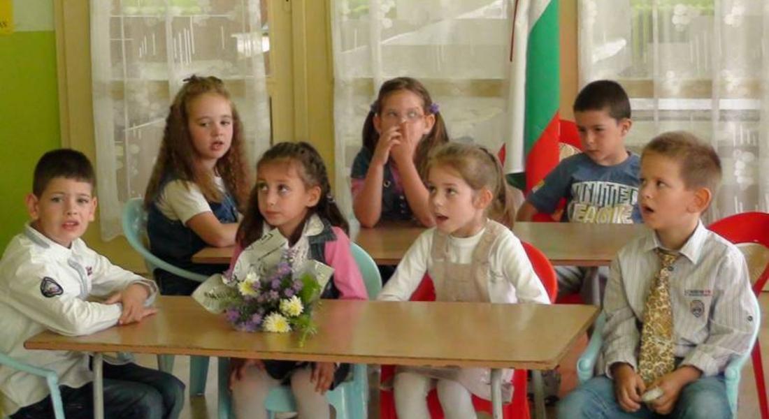  Кметът на Неделино подари театър на децата