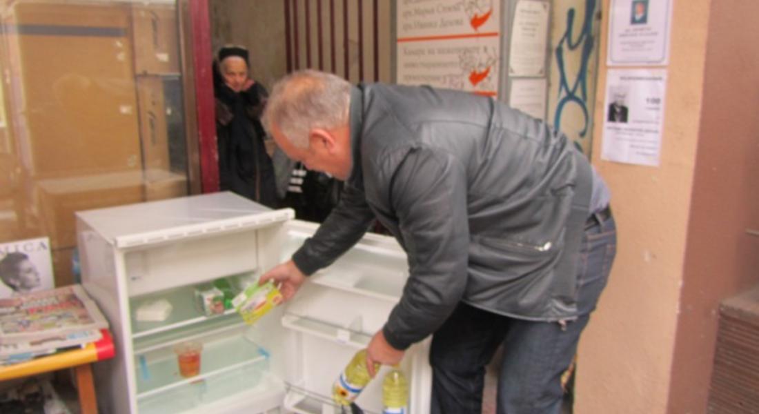 Кметът Николай Мелемов напълни с хранителни продукти хладилника за бедни