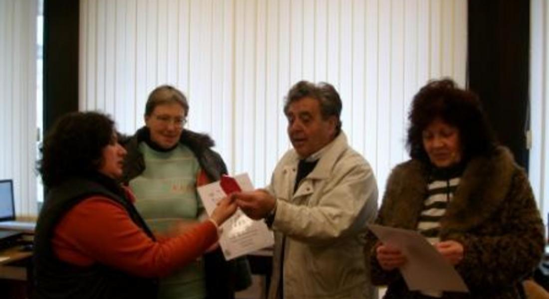 Обучаваха възрастни за работа с компютър