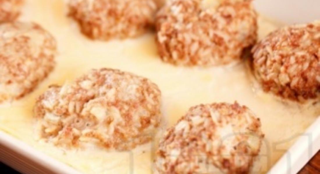 Свински кюфтета с ориз в бял сос 