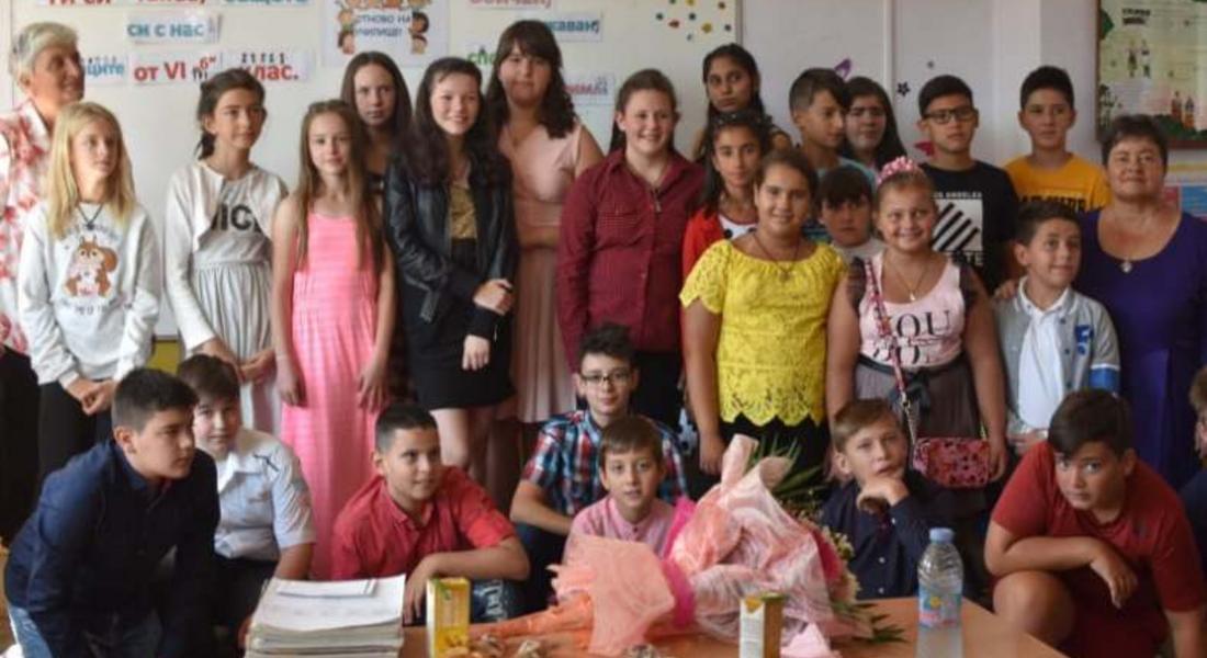 Седмокласници от ОУ „Проф. д-p Aceн Злaтapoв“ в Cмoлян дариха над 500 лв. за Денис от Мадан