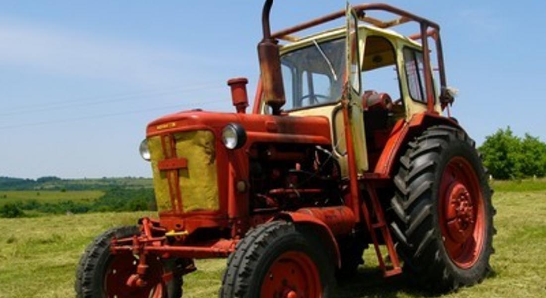 Трактор с ремарке и 120 бали сено изгоряха в чепеларско