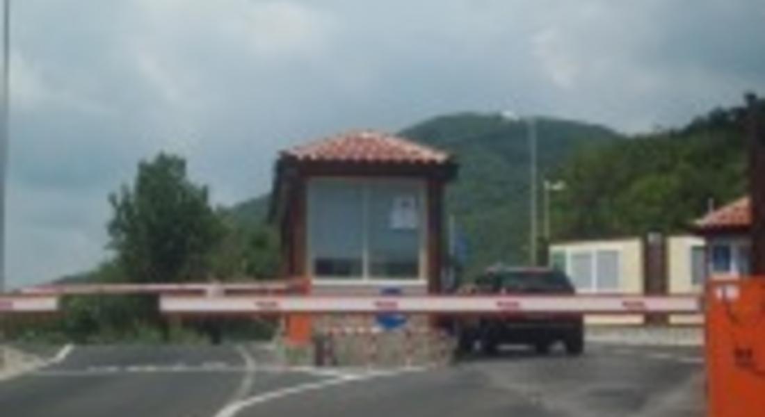 Двама мароканци минаха границата скрити зад резервна гума