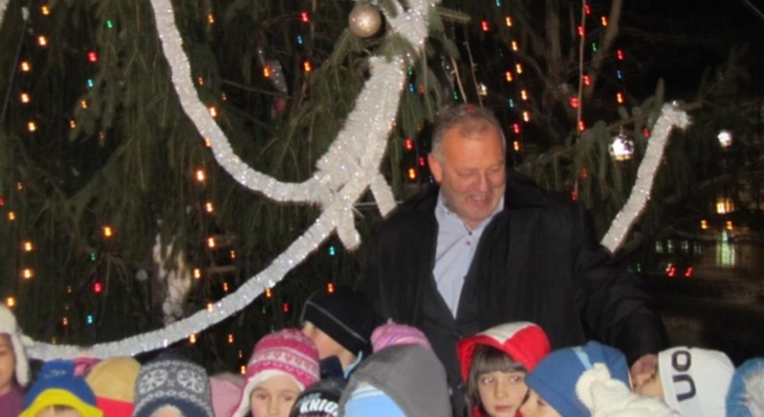 Вместо поздравителни картички ще има новогодишни подаръци за смолянските деца, реши Мелемов