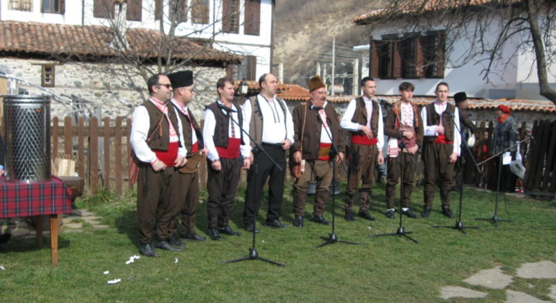 Самодейци от ОНЧ ”Просвета-1908”  в Златоград се включиха в Трифониада 2019
