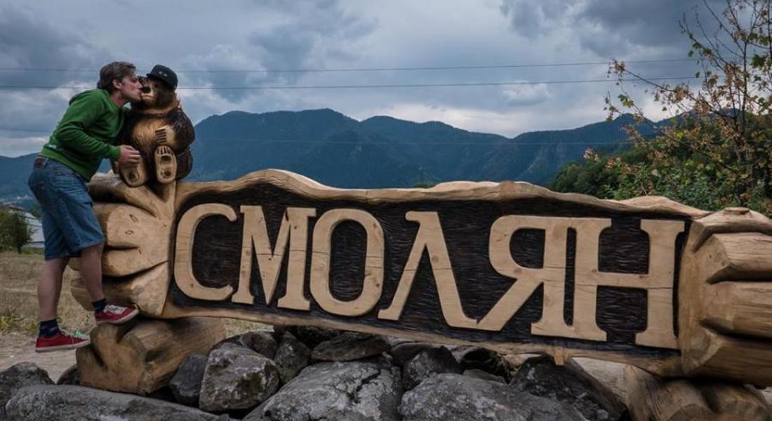  Завършена е пространствената композиция  около дървената пластика „Смолян”