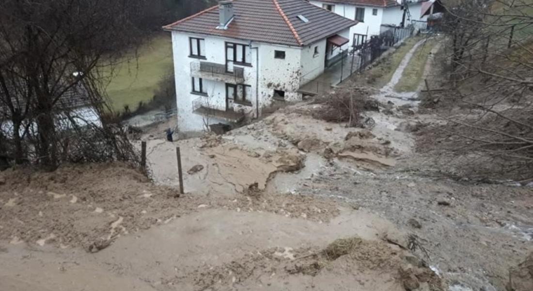  Свлачища в община Баните, евакуираха възрастни хора