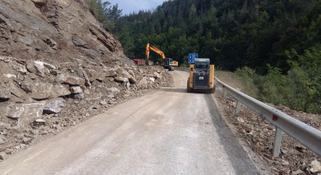 В неделя в 16 часа пускат движението в едната лента край срутището при Тикале на пътя Смолян - Мадан