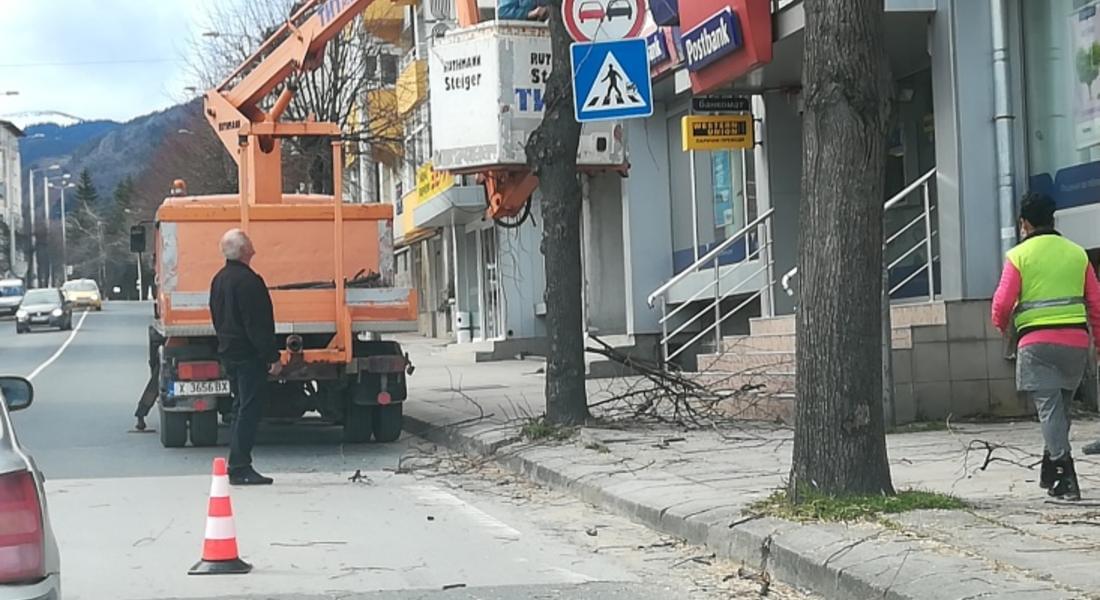 Почистват основно Смолян от хвърления пясък през зимата