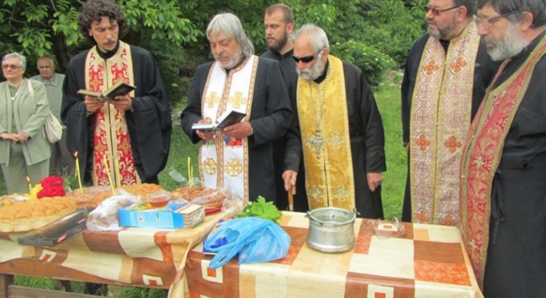  С водосвет дадоха началото на  строителството на параклис „Св.Петка” край Устово