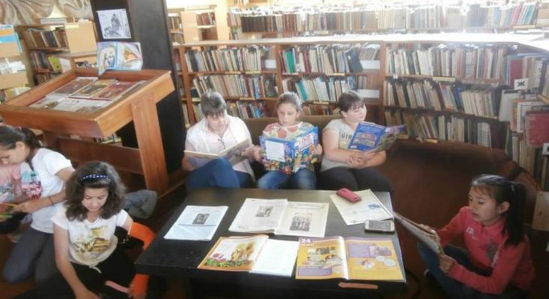 Ученици от Смолян търсиха отговор в библиотеката “Какво си говорят книгите нощем?”