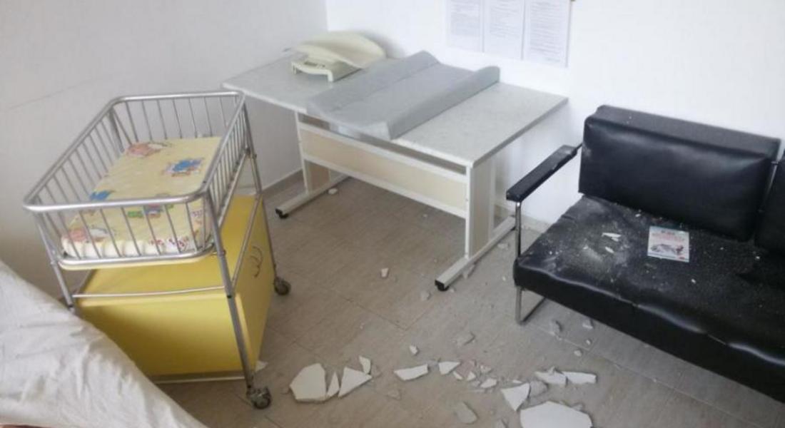Мазилка се откърти от тавана на болнична стая до новородено бебе 