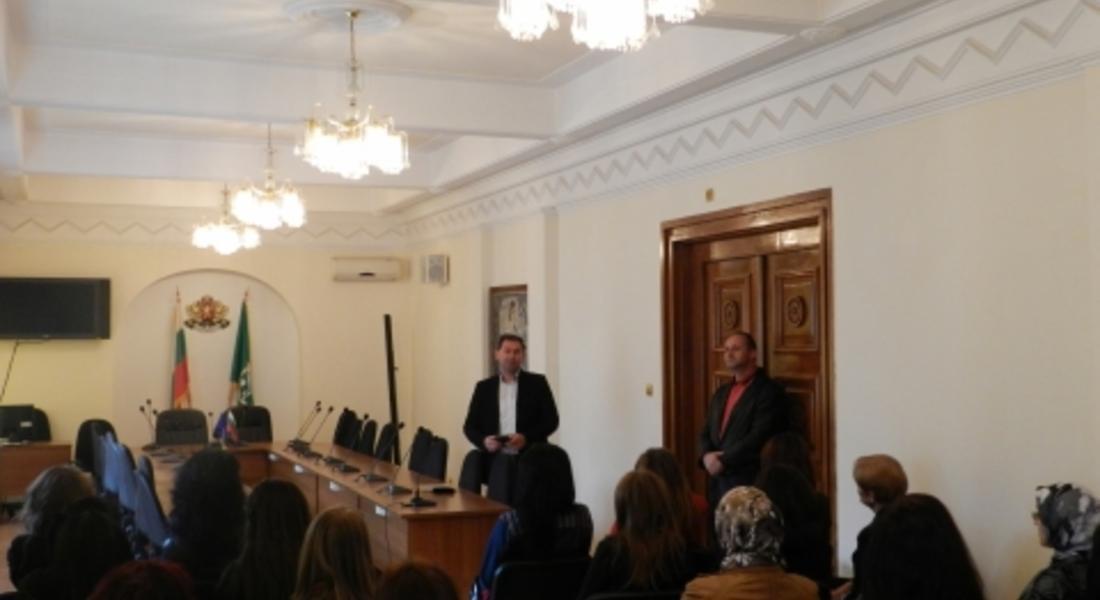 Кметът на Мадан зарадва с цветя дамите от общинска администрация за 8-ми март