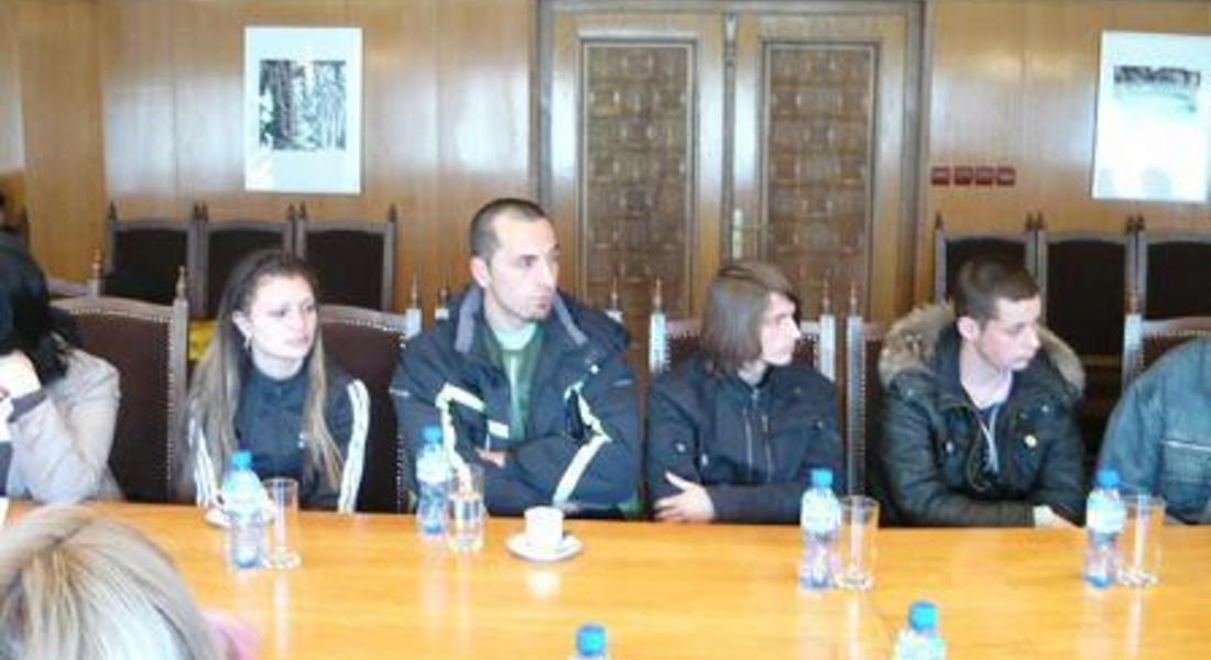 Четирима абитуриенти получиха по 150 лева от кмета