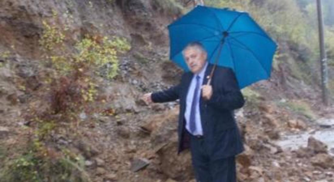 Министър Найденов идва в Неделино, електрически стълб застрашава града да остане без ток
