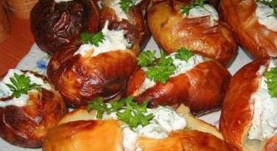	 Печени картофи с плънка от сметана с чесън и подправки