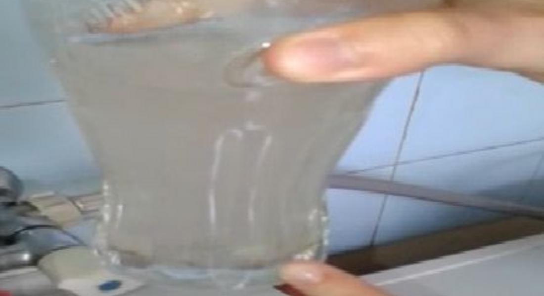 Мръсна вода тече от чешите в смолянски квартал