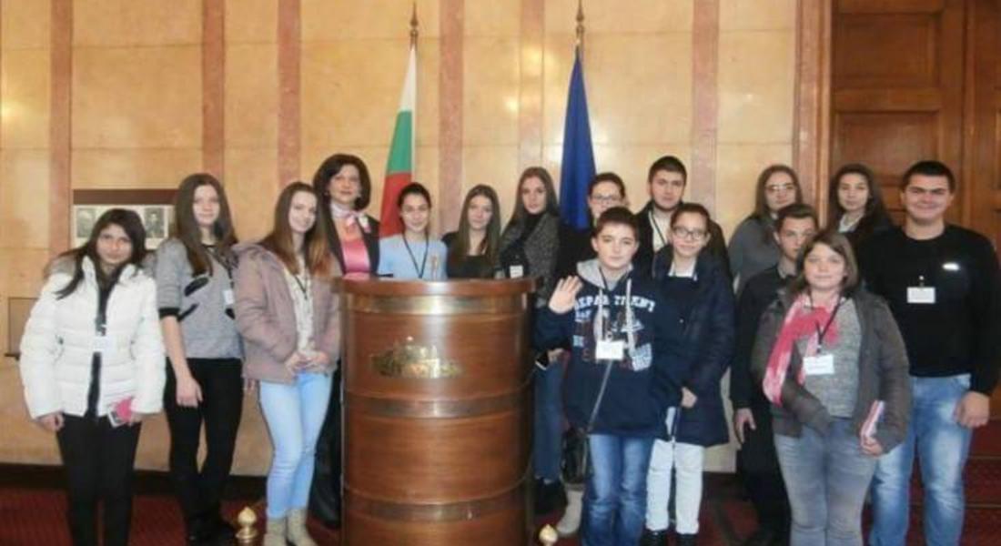 Общинският ученически съвет се запозна с функциите на Парламента като законодателен орган