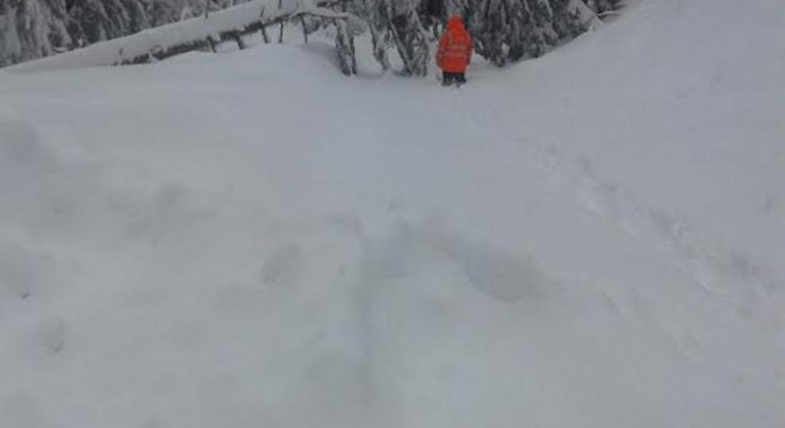 Спасители вървят километри пеша, за да занесат лекарства за болно дете