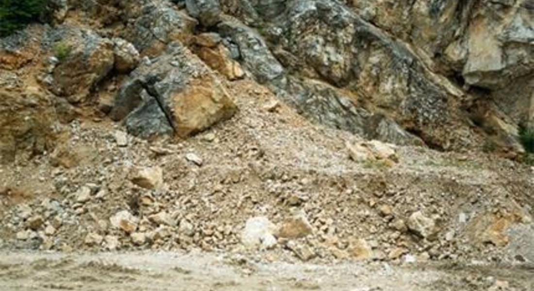Свлачище затрупа лека кола по пътя Рудозем – Пловдивци