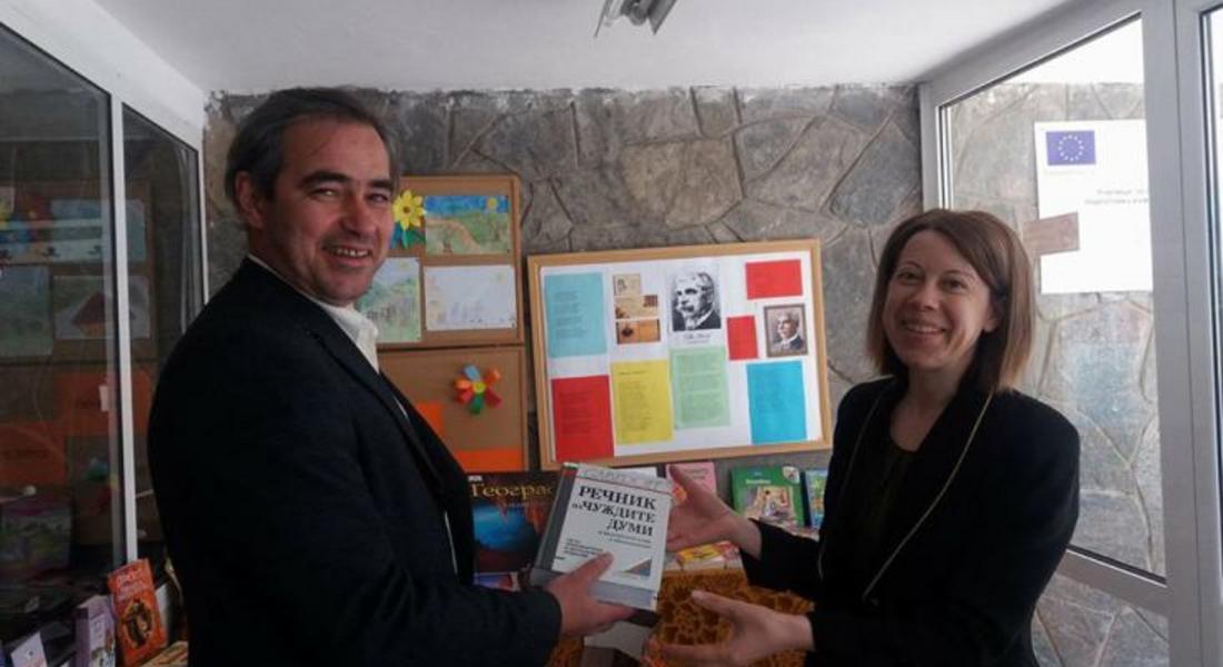 Кметът на Смолян се включи в инициативата „Подарих книга на училището”, която организира ОУ „Иван Вазов”