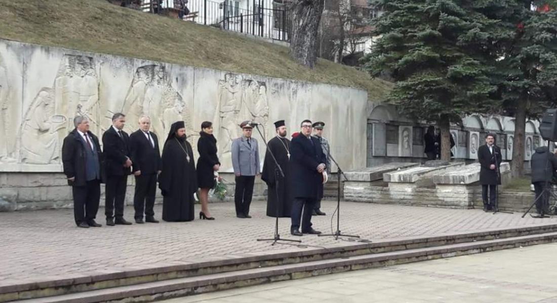 Областният управител се преклони пред паметта и героизма на борците за свобода