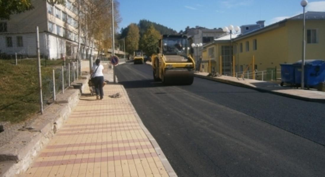 Асфалтират централни улици в Мадан
