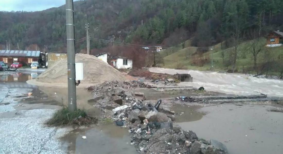 Свлачище затвори пътя за Киселчово