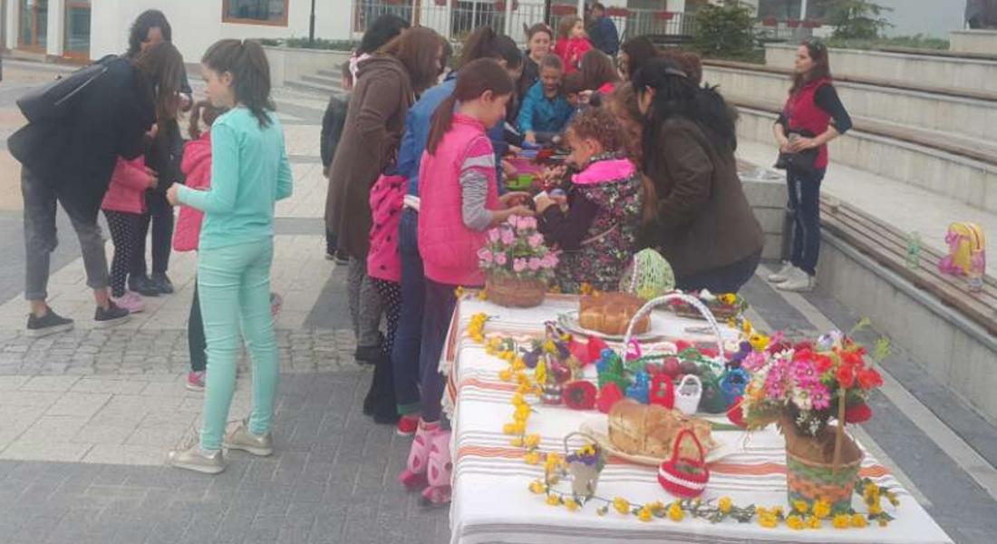 В Неделино боядисаха яйца за Великден в центъра на града