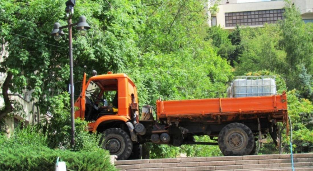 Ударно поливат цветните алеи в Смолян заради невижданата суша
