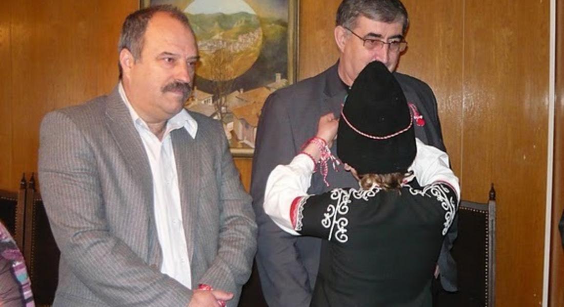 Децата от ресурсния център в Смолян закичиха с мартеници общинари