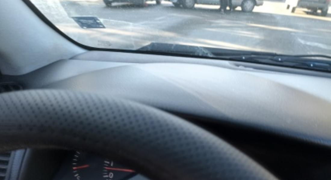 Два автомобила се удариха на кръстовище в центъра на Смолян