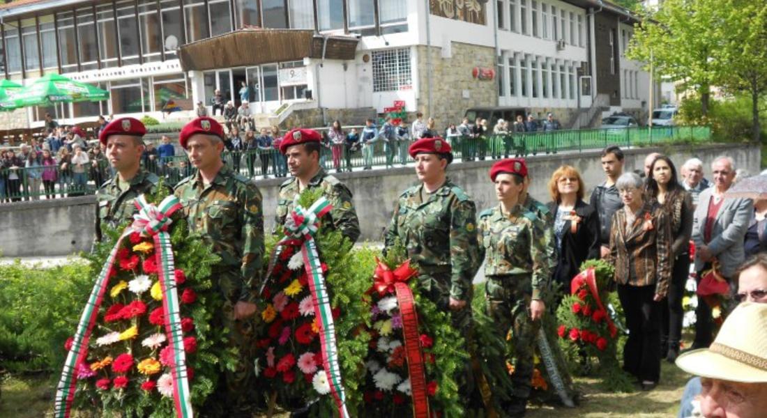 Смолян почете паметта на загиналите във Втората световна война с караул и венци
