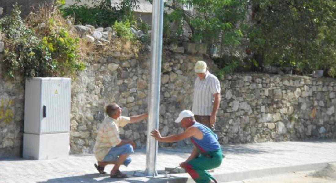 Подновяват уличното осветление и тротоари в Неделино