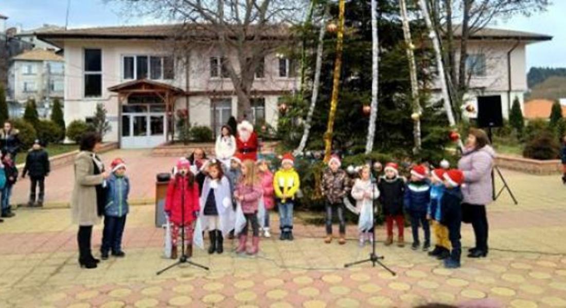 Запалиха светлините на елхата в Доспат 