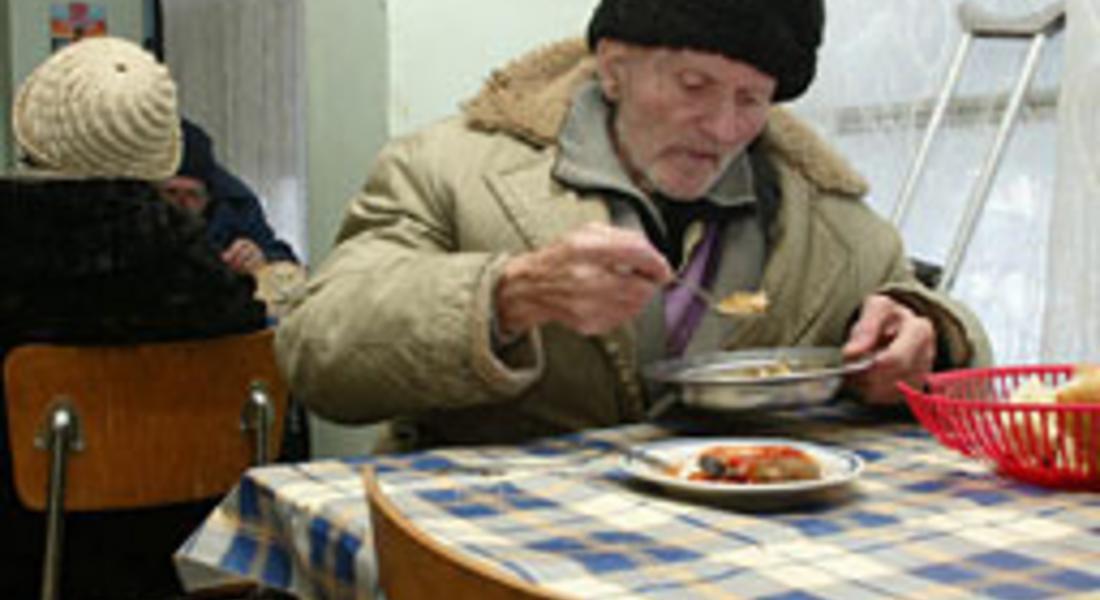 БЧК раздава храни на социално слаби