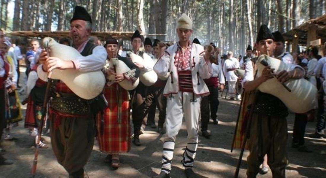 Гайдари от читалище "Орфееви гори" се включиха в Деня на доброволеца