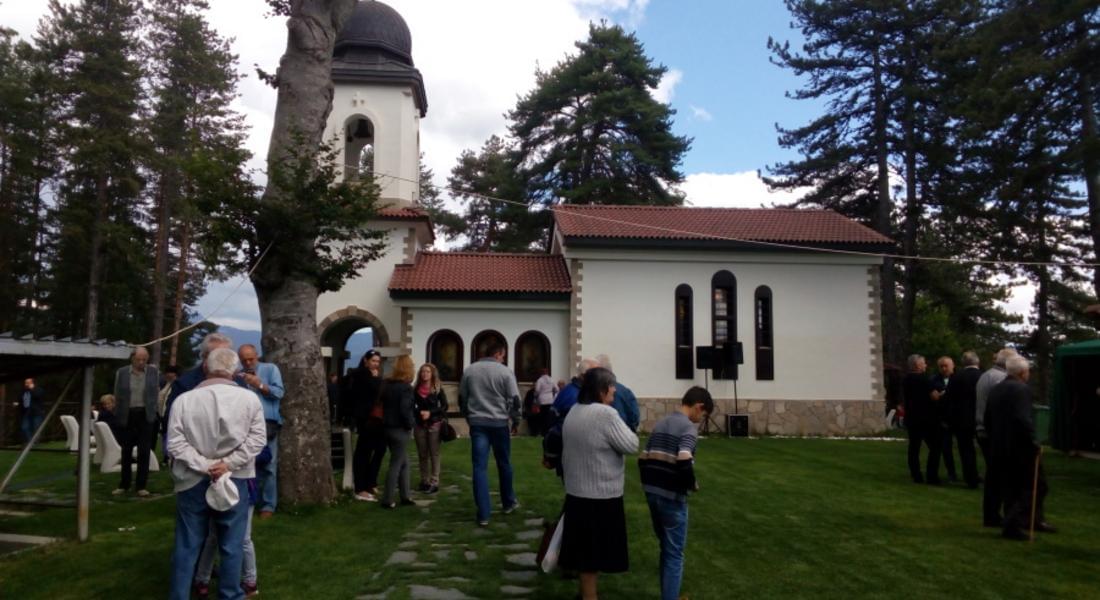 Параклисът „Св. Спас” над Райково посрещна стотици миряни