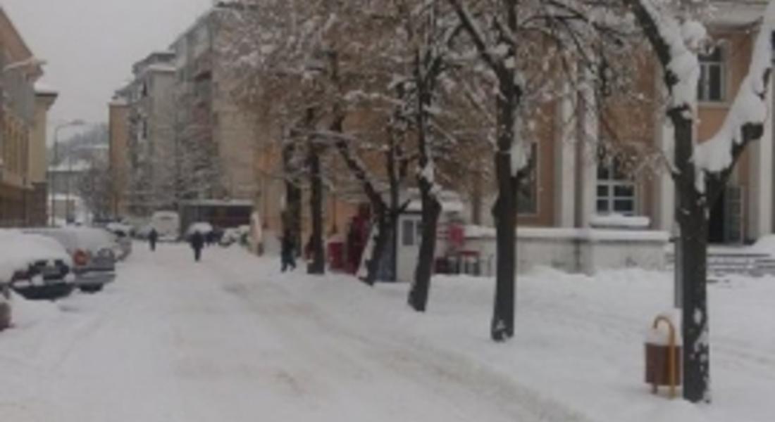 Усложнена обстановка в община Мадан, училищата и детските градини утре във ваканция, автомобилите с вериги