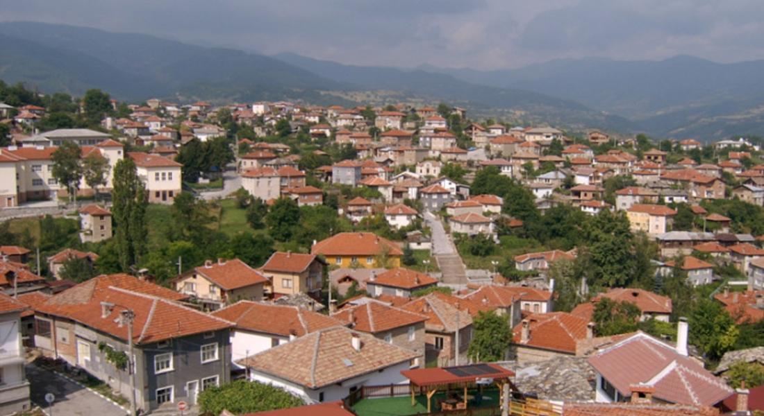 Вандали изпочупиха стъклата на училището в с.Павелско