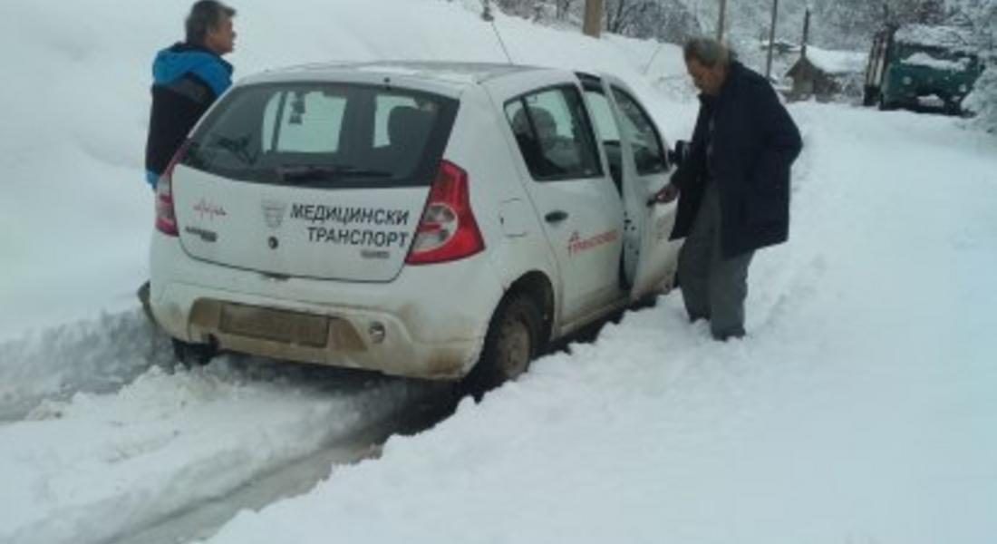 Техника на "Клинър" ООД извади от преспите закъсали автомобили и хора в селата  Мугла и Турян 