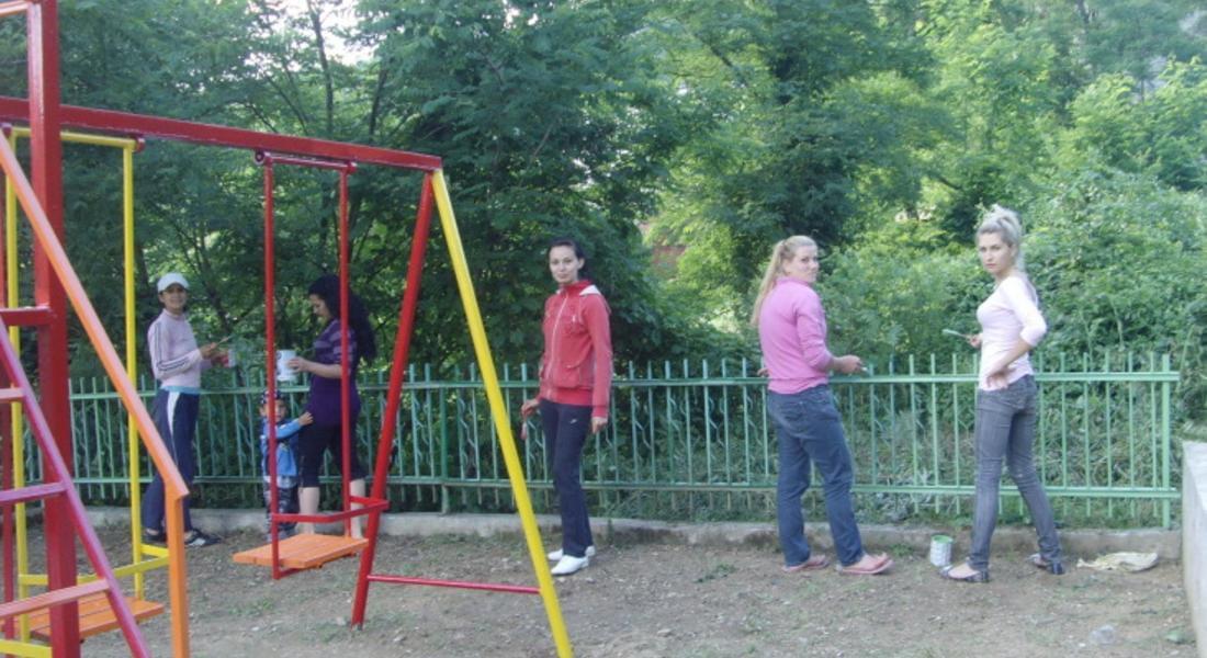 Детски площадки освежават от МГЕРБ в Мадан