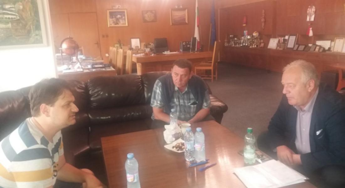  Мариан Бачев  благодари на кмета Мелемов, че младите му актьори се обучават и ще  играят на сцената на РДТ 