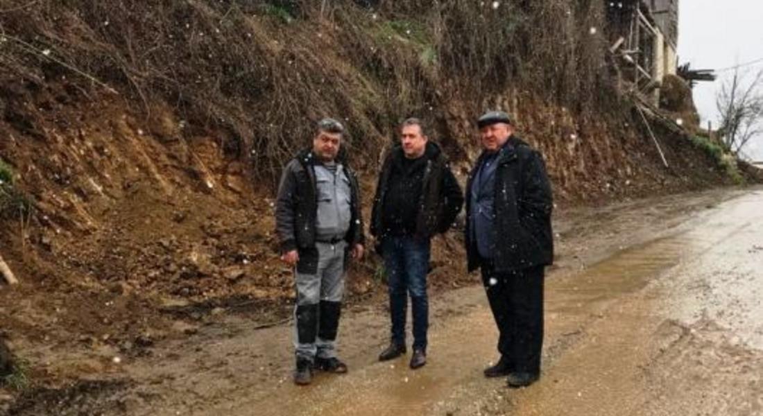  Пробито е алтернативното трасе, заобикалящо свлачището на главен път Смолян- Мадан