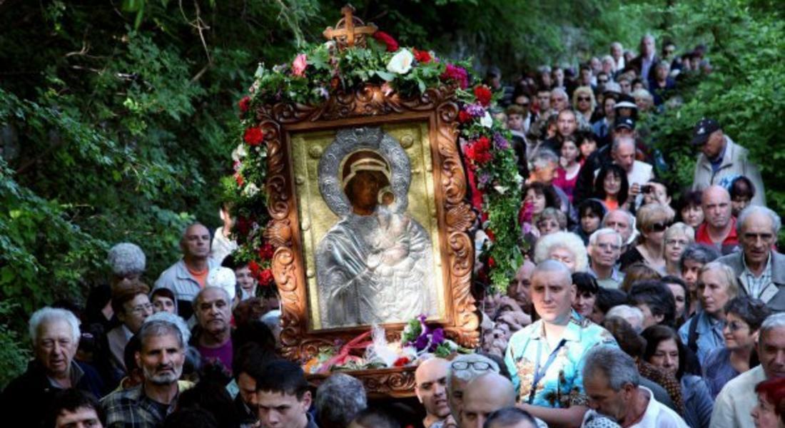  Литийно шествие стигна до параклиса "Възкресение Христово" край Момчиловци
