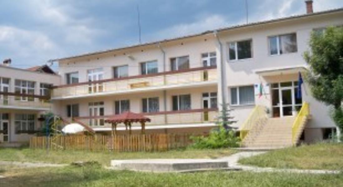 Родители и педагози посетиха детска градина в Гърция по проект