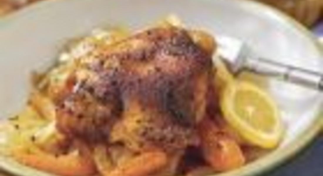 Задушени пилешки бутчета с моркови и картофи