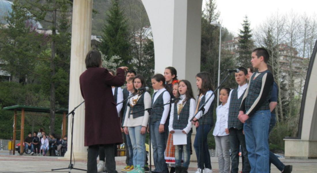 100 деца участваха във Великденския празник пред храма