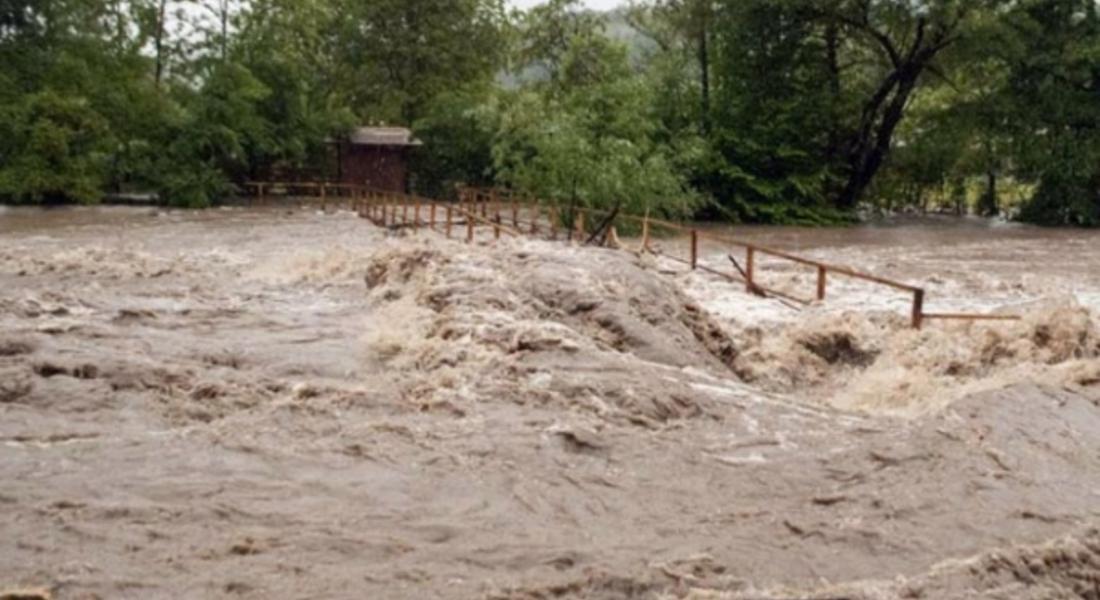  Пожарникари разчистваха коритото на р.Върбица в Златоград