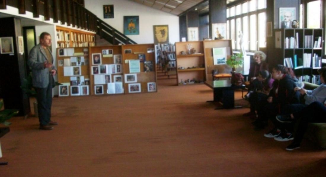 Новите членове на Клуб „Млад краевед“ от Езиковата гимназия посетиха библиотеката